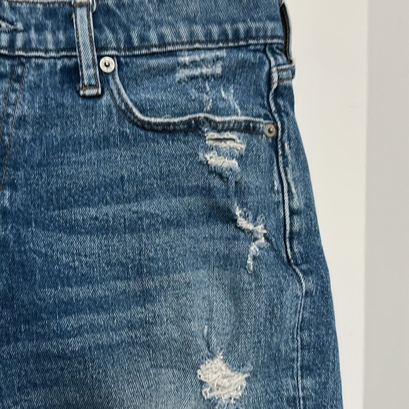 Abercrombie &  Fitch relaxed fit stretch distressed denim shorts raw hem Size 32 - Picture 3 of 6